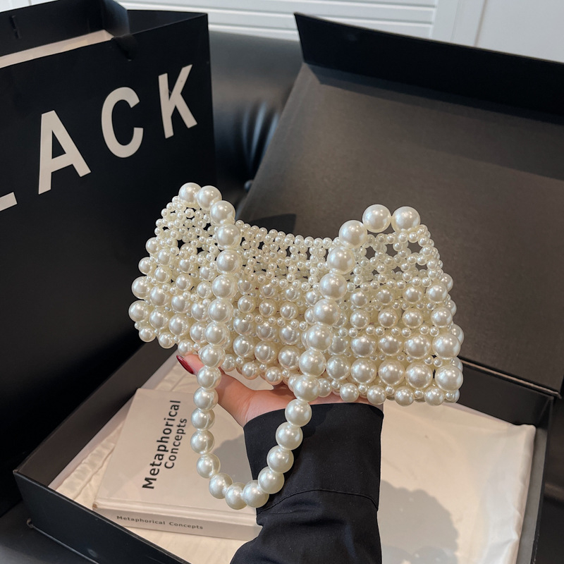 PVC kézitáska horizontálisan négyzetes formával, nyitott felső rész, belső zseb a telefonhoz és az azonosító kártyához, merev kivitel