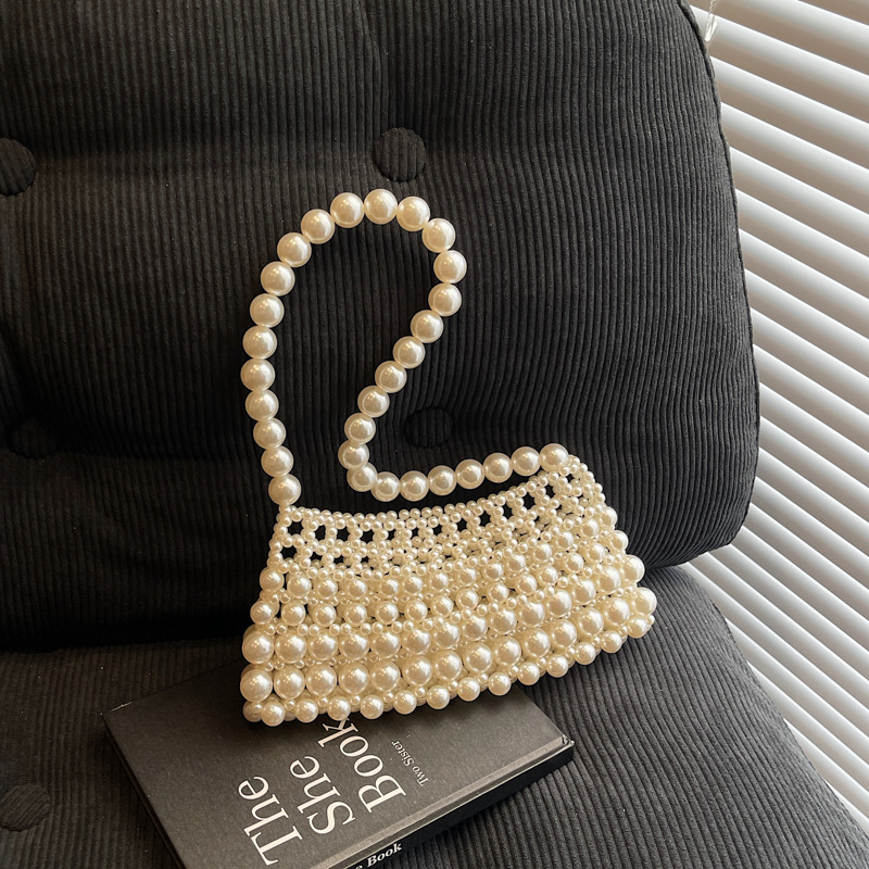 PVC kézitáska horizontálisan négyzetes formával, nyitott felső rész, belső zseb a telefonhoz és az azonosító kártyához, merev kivitel