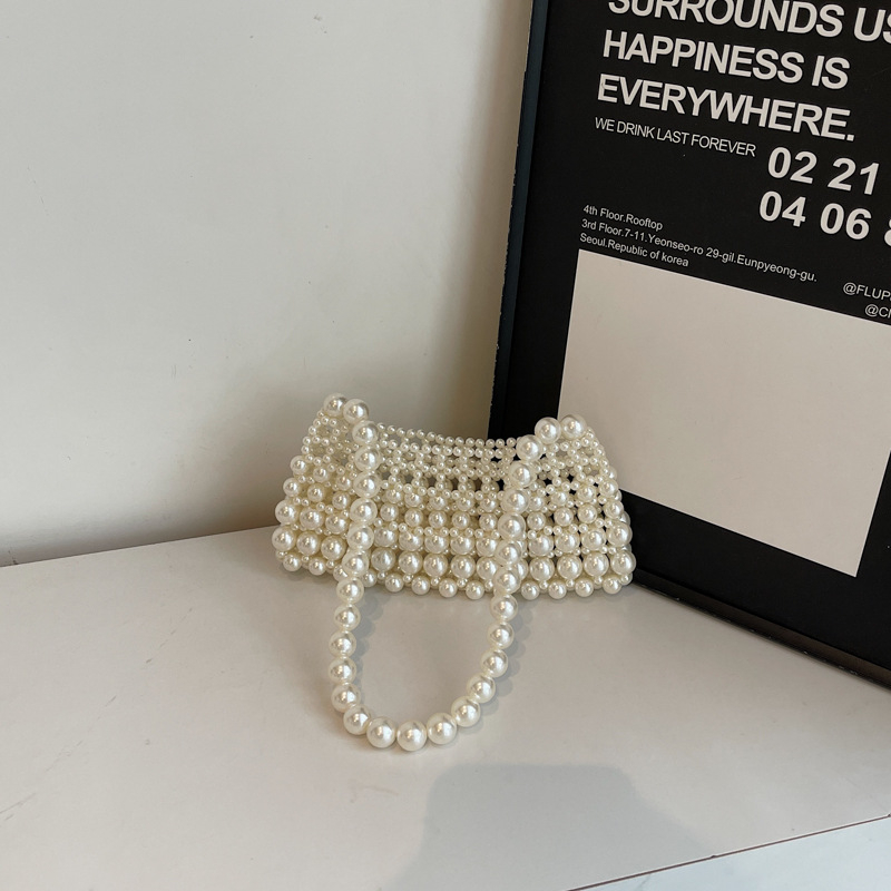 PVC kézitáska horizontálisan négyzetes formával, nyitott felső rész, belső zseb a telefonhoz és az azonosító kártyához, merev kivitel