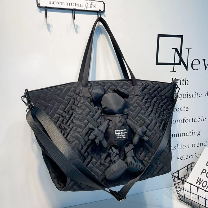 Nylon tote táska poliészter bélés, cipzáras nyitás, három vállpánt, belső zsebek: cipzáros és telefonzseb.