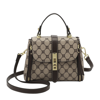 Utcai trend stílusú vödör alakú táska PVC anyagból, formája vödör, fedős zárás, poliészter bélés (Utcai trend stílus; PVC anyag; vödör alak; fedős zárás; poliészter bélés)