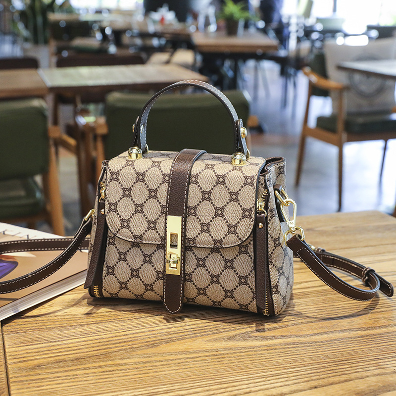 Utcai trend stílusú vödör alakú táska PVC anyagból, formája vödör, fedős zárás, poliészter bélés (Utcai trend stílus; PVC anyag; vödör alak; fedős zárás; poliészter bélés)