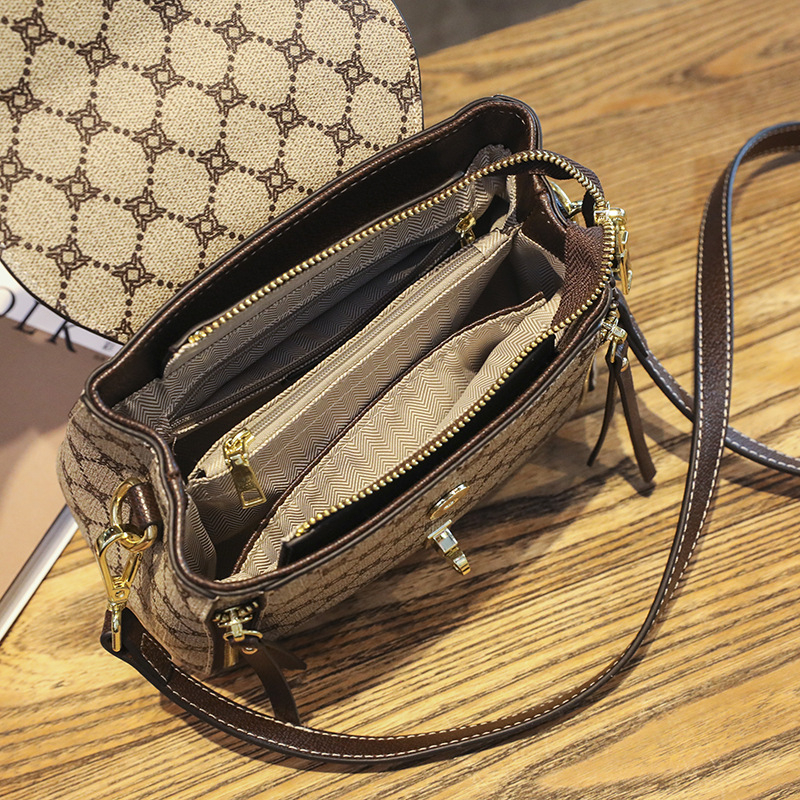 Utcai trend stílusú vödör alakú táska PVC anyagból, formája vödör, fedős zárás, poliészter bélés (Utcai trend stílus; PVC anyag; vödör alak; fedős zárás; poliészter bélés)