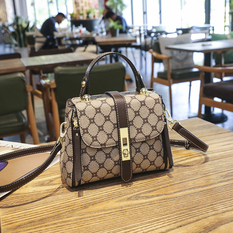 Utcai trend stílusú vödör alakú táska PVC anyagból, formája vödör, fedős zárás, poliészter bélés (Utcai trend stílus; PVC anyag; vödör alak; fedős zárás; poliészter bélés)