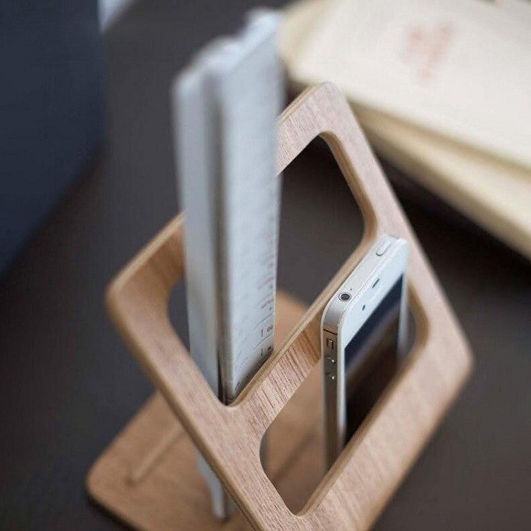 Fából készült asztali telefontartó ívelt alapú, töltési funkcióval – ajándék, kreatív dizájn (Anyag: Fa; Típus: Asztali tartó; Alap: Ívelt; Funkció: Töltés)