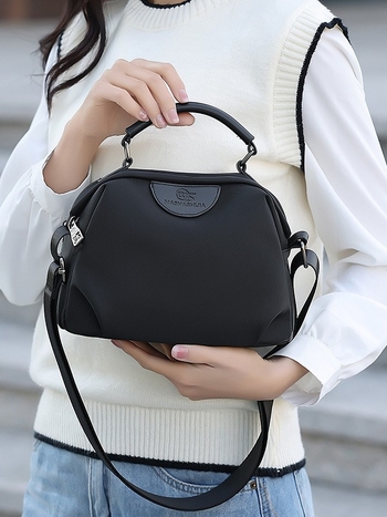 Női Oxford anyagú crossbody táska, vízszintes négyszögletes forma, cipzáras nyitás, belső patch zseb, bélés poliészter-pamut