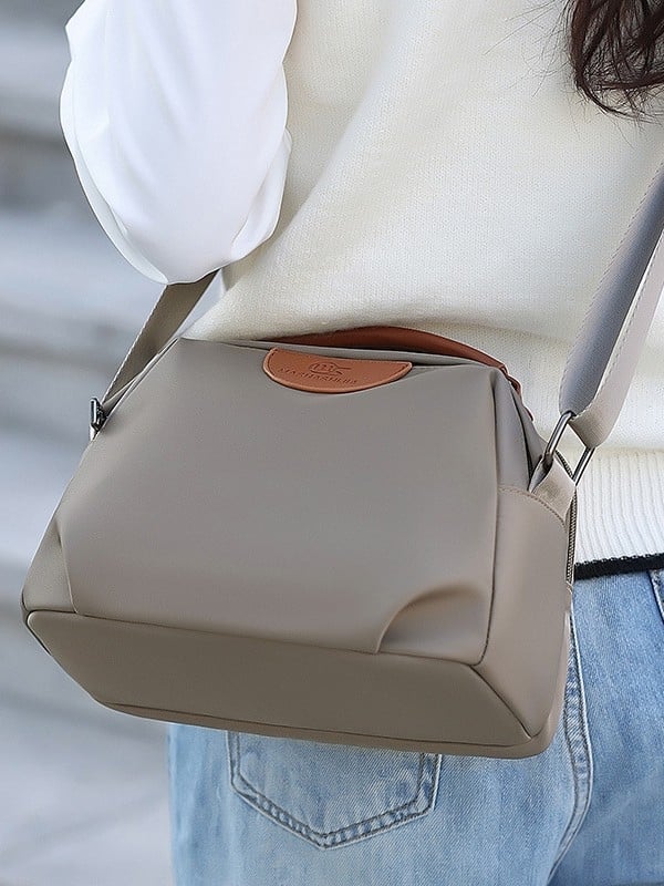 Női Oxford anyagú crossbody táska, vízszintes négyszögletes forma, cipzáras nyitás, belső patch zseb, bélés poliészter-pamut