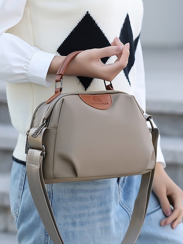 Női Oxford anyagú crossbody táska, vízszintes négyszögletes forma, cipzáras nyitás, belső patch zseb, bélés poliészter-pamut
