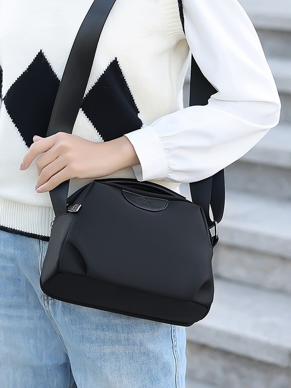 Női Oxford anyagú crossbody táska, vízszintes négyszögletes forma, cipzáras nyitás, belső patch zseb, bélés poliészter-pamut