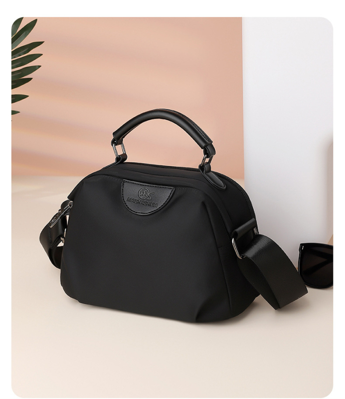 Női Oxford anyagú crossbody táska, vízszintes négyszögletes forma, cipzáras nyitás, belső patch zseb, bélés poliészter-pamut