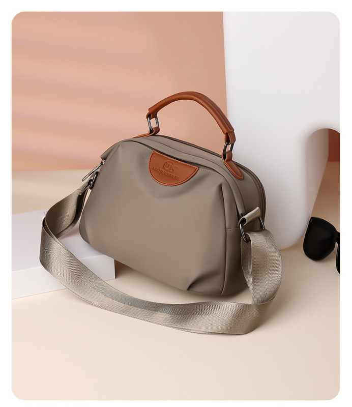 Női Oxford anyagú crossbody táska, vízszintes négyszögletes forma, cipzáras nyitás, belső patch zseb, bélés poliészter-pamut