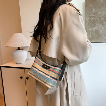 Fonott anyagú bucket bag, cipzáras záródás, poliészter bélés, horizontális négyszögletes forma, nyár 2024, street-trendy stílus