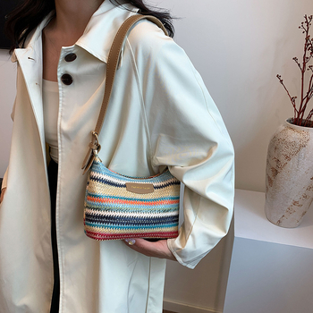Fonott anyagú bucket bag, cipzáras záródás, poliészter bélés, horizontális négyszögletes forma, nyár 2024, street-trendy stílus