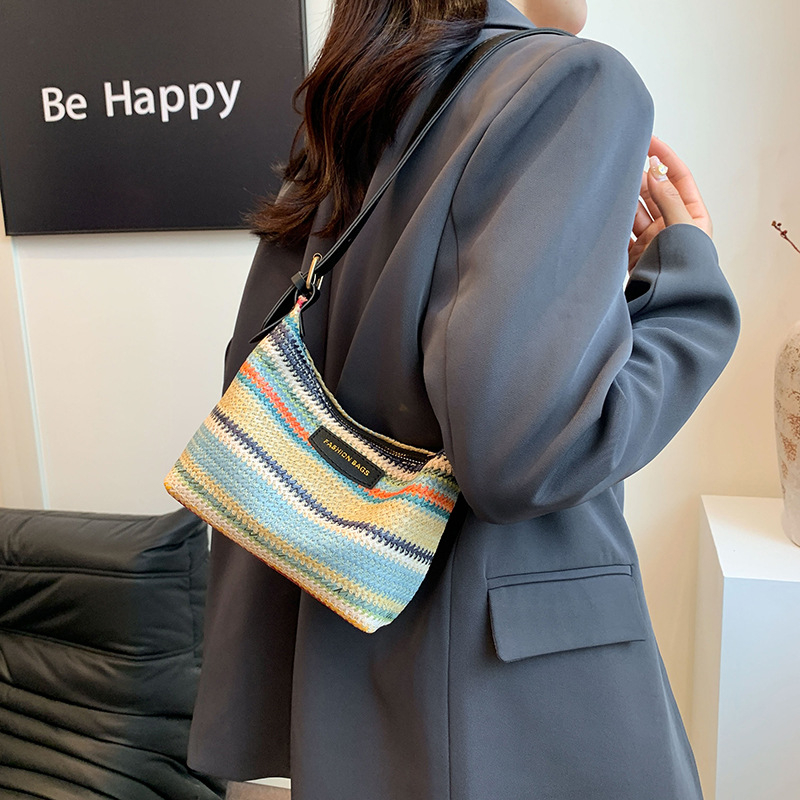 Fonott anyagú bucket bag, cipzáras záródás, poliészter bélés, horizontális négyszögletes forma, nyár 2024, street-trendy stílus
