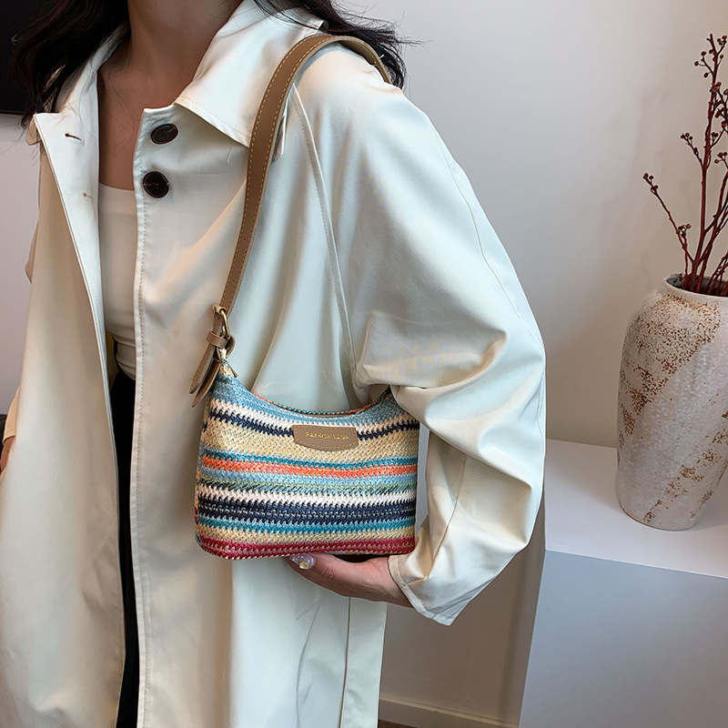 Fonott anyagú bucket bag, cipzáras záródás, poliészter bélés, horizontális négyszögletes forma, nyár 2024, street-trendy stílus