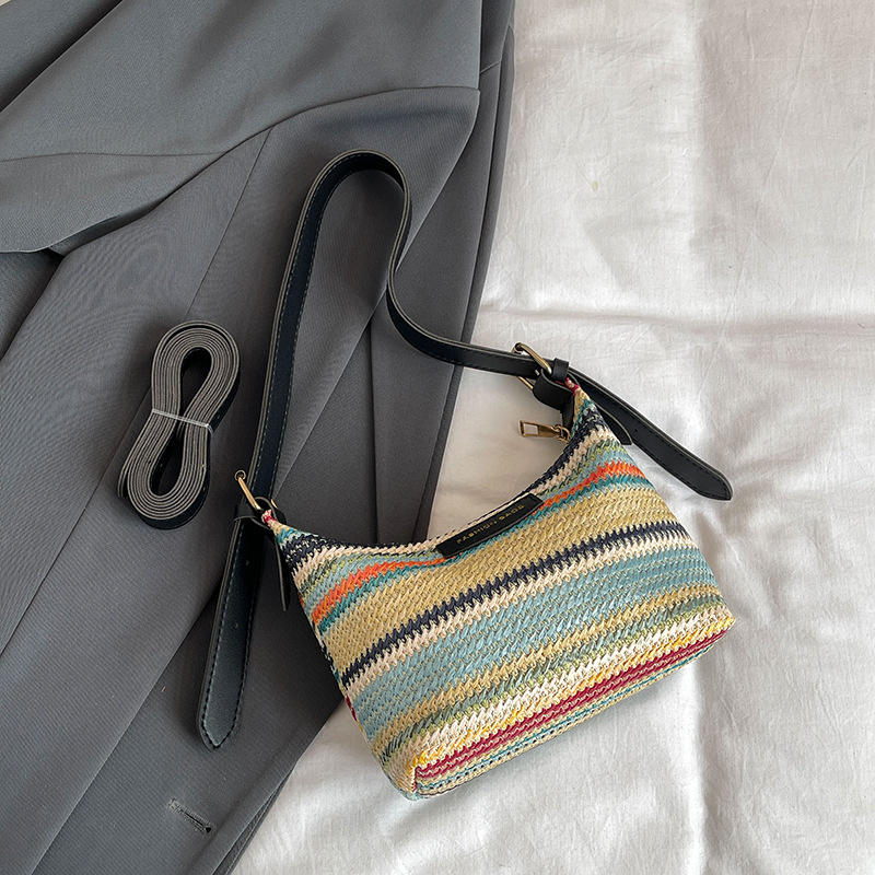 Fonott anyagú bucket bag, cipzáras záródás, poliészter bélés, horizontális négyszögletes forma, nyár 2024, street-trendy stílus