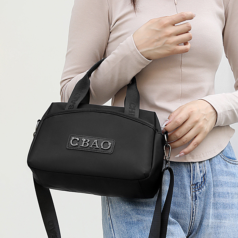 Tote táska – nylon, poliészter bélés, horizontális négyzet alakú forma, cipzáras zárás