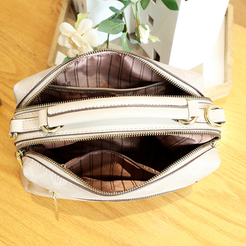 Női keresztpántos táska utcai stílusban, PU anyagból, vízszintes négyzetes forma, cipzáras záródás, poliészter bélés