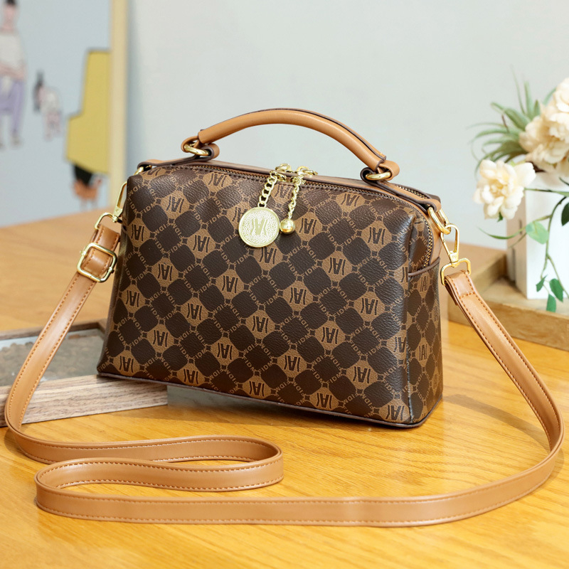 Női keresztpántos táska utcai stílusban, PU anyagból, vízszintes négyzetes forma, cipzáras záródás, poliészter bélés