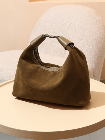 Párnás alakú táska matt marhabőrből, városi egyszerű stílus, cipzárral záródó, belső zsebek telefonhoz és személyi igazolványhoz.