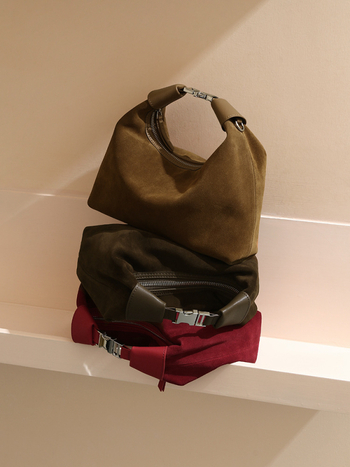 Párnás alakú táska matt marhabőrből, városi egyszerű stílus, cipzárral záródó, belső zsebek telefonhoz és személyi igazolványhoz.