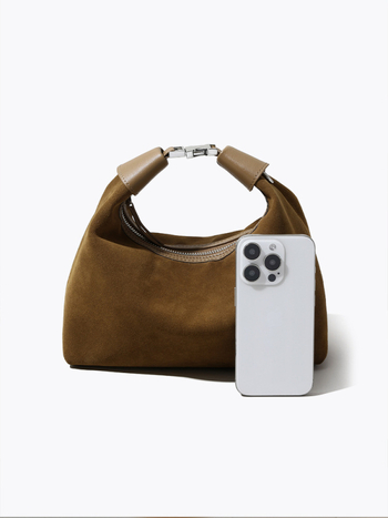 Párnás alakú táska matt marhabőrből, városi egyszerű stílus, cipzárral záródó, belső zsebek telefonhoz és személyi igazolványhoz.