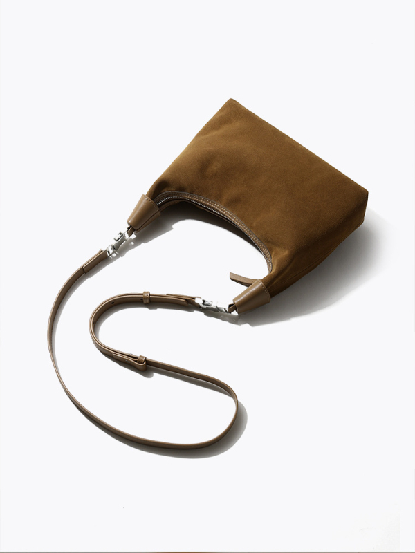 Párnás alakú táska matt marhabőrből, városi egyszerű stílus, cipzárral záródó, belső zsebek telefonhoz és személyi igazolványhoz.