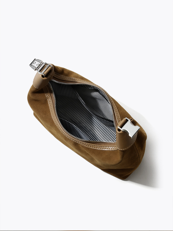 Párnás alakú táska matt marhabőrből, városi egyszerű stílus, cipzárral záródó, belső zsebek telefonhoz és személyi igazolványhoz.