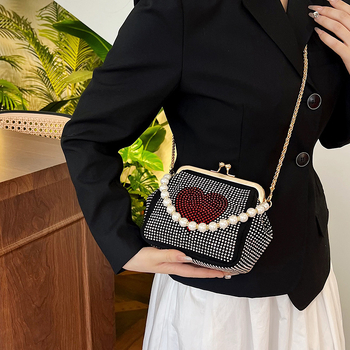 Női estélyi táska kristályos díszítéssel, PU bőr, láncvállpánt, vízszintes négyzet alak, cipzáras nyitás, poliészter bélés