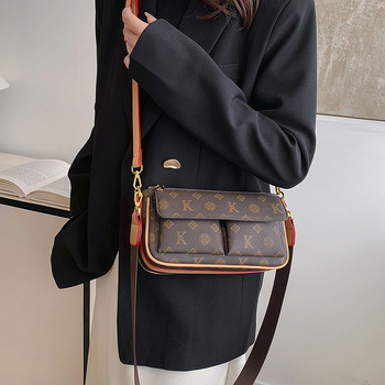 PU anyagú vállra akasztható táska, horizontális négyszögletes forma, cipzáras záródás, belső: cipzárral záródó rejtett zseb és telefontartó zseb, poliészter bélés