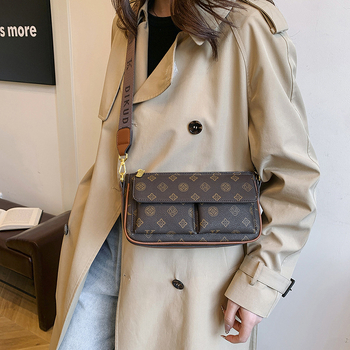 PU anyagú vállra akasztható táska, horizontális négyszögletes forma, cipzáras záródás, belső: cipzárral záródó rejtett zseb és telefontartó zseb, poliészter bélés