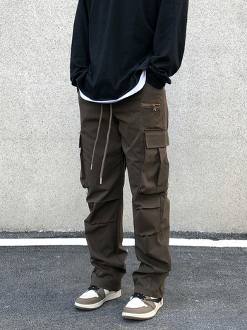 Ανδρικά παντελόνια εργασίας με ίσιο κόψιμο, ύφασμα twill από βαμβάκι 85%, μεσαία μέση, κούμπωμα με κορδόνι, μοτίβο με κουκκίδες (ίσιο κόψιμο; μεσαία μέση; κούμπωμα με κορδόνι; βαμβακερό twill 85% βαμβάκι; κουκκίδες)