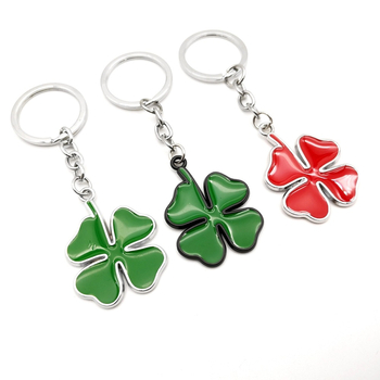 Metāla atslēgu piekariņš ar četrlapu nātres zīmējumu Alfa Romeo automašīnai, cinka sakausējums, mūsdienīgais minimālisms