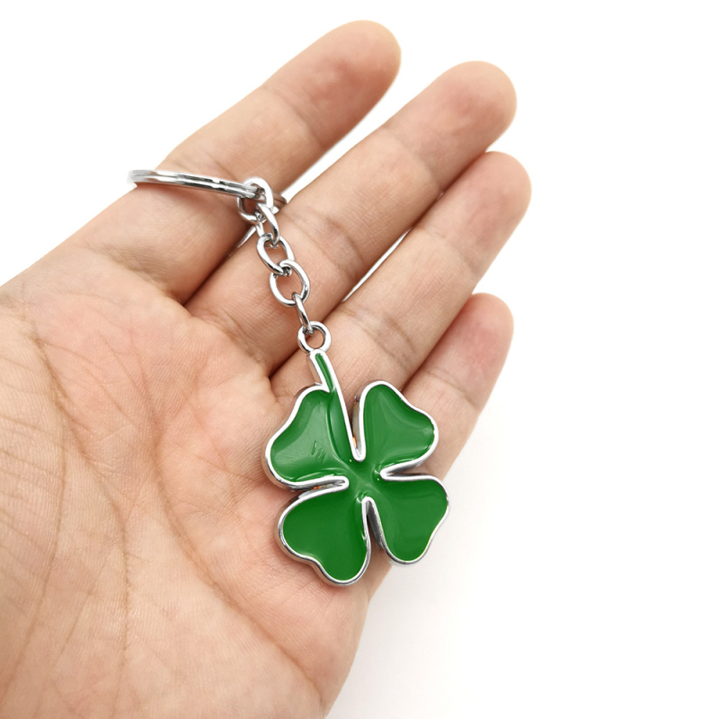 Metāla atslēgu piekariņš ar četrlapu nātres zīmējumu Alfa Romeo automašīnai, cinka sakausējums, mūsdienīgais minimālisms