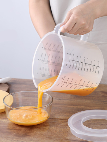 Didelis talpos matavimo puodelis su dangteliu, neleidžiantis purslinti, su matavimo žymėmis