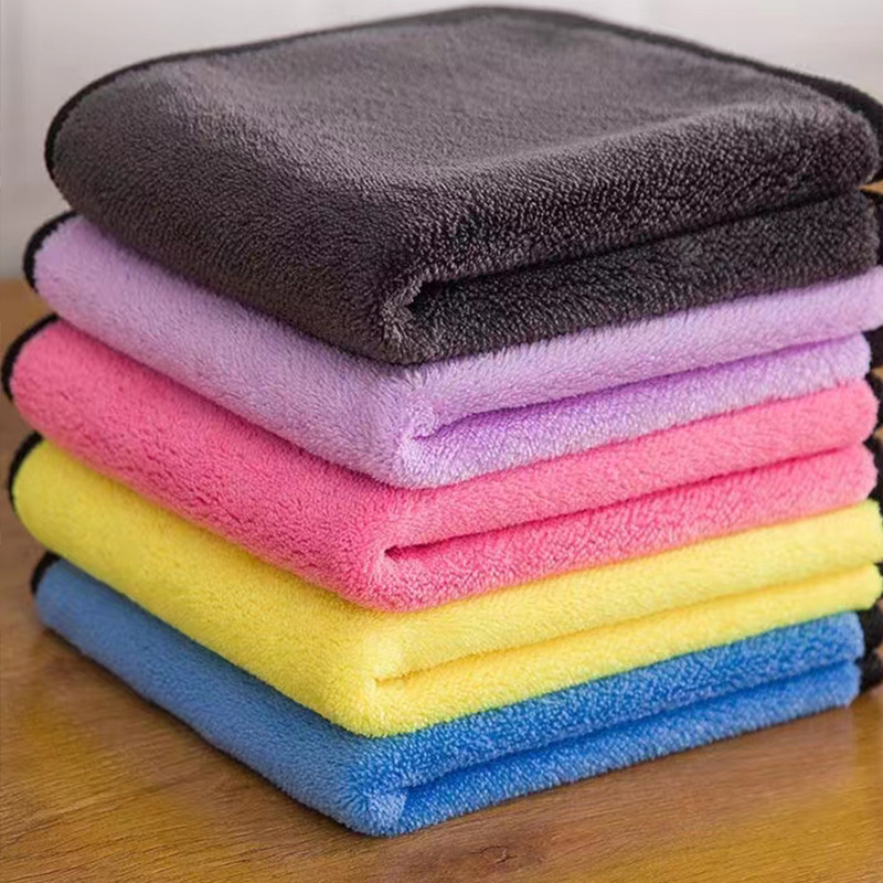 Automobilių plovimo rankšluostis - dvipusis koralo flisas, be plaukelių, itin stora (Medžiaga: koralo flisas; Svoris: 70 g; Siūlių procesas: stranded yarn; Apdaila: dygsnis; Logotipo spausdinimas: Taip)