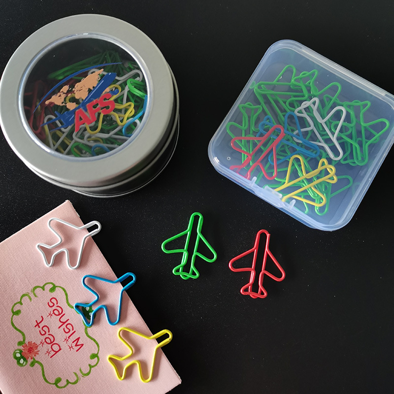 Boeing lėktuvo formos popieriaus segtukai, dėžutėje 30 vnt, metalas ir plastikas, modelis ZJ33