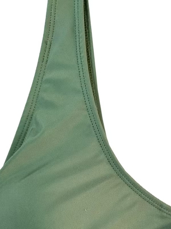 Kétrészes női bikini, magas derekú kötőzsinórral és keresztirányú redőzéssel a pocak takarására; anyag: poliészter; bélés: spandex (82%/18%); melltartó betétek, acélmentes.