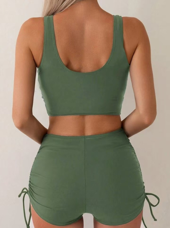 Kétrészes női bikini, magas derekú kötőzsinórral és keresztirányú redőzéssel a pocak takarására; anyag: poliészter; bélés: spandex (82%/18%); melltartó betétek, acélmentes.