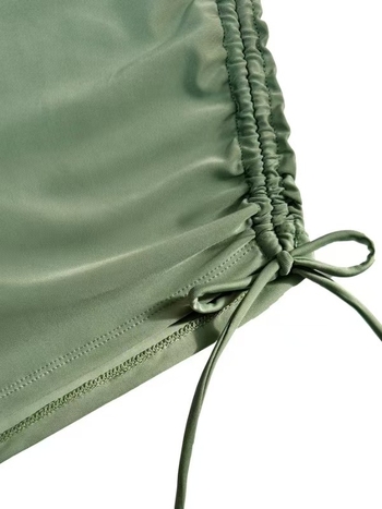 Kétrészes női bikini, magas derekú kötőzsinórral és keresztirányú redőzéssel a pocak takarására; anyag: poliészter; bélés: spandex (82%/18%); melltartó betétek, acélmentes.