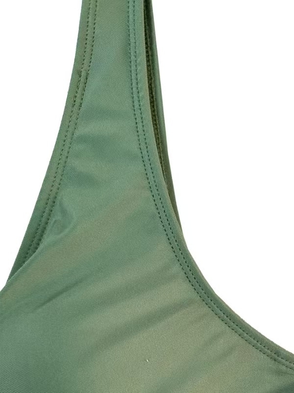 Kétrészes női bikini, magas derekú kötőzsinórral és keresztirányú redőzéssel a pocak takarására; anyag: poliészter; bélés: spandex (82%/18%); melltartó betétek, acélmentes.