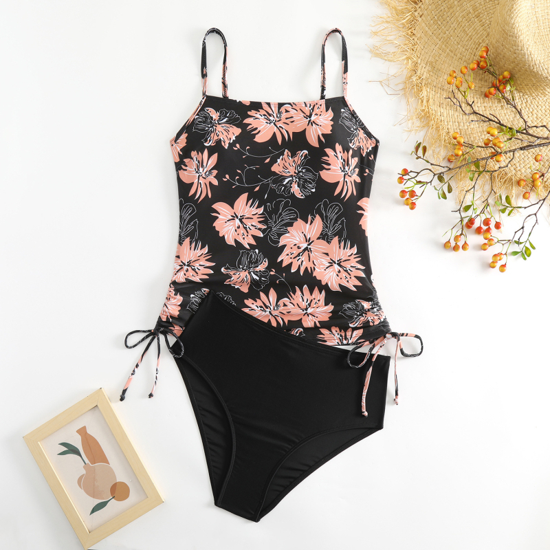 Costum de baie floral, două piese, cu bureţi pentru bust; ţesătură 82% poliester, captuseală 18% elastan, greutate 200 g