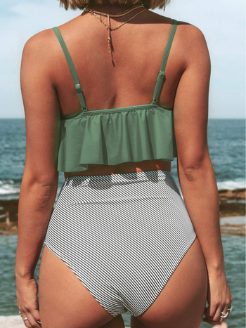 Costum de baie bikini din două piese, talie înaltă, spate decupat, bureți în cupă, material poliester.