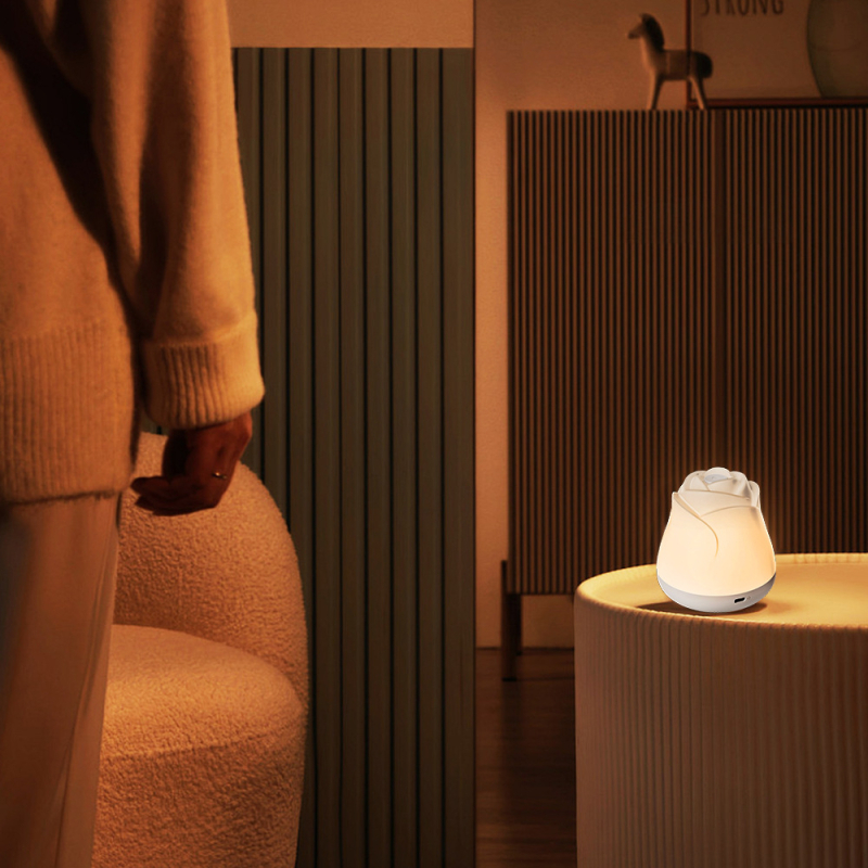 Punjavajuća LED noćna lampica u obliku ruže – nježno svjetlo za oči, moderni minimalistički stil, za noćni ormarić