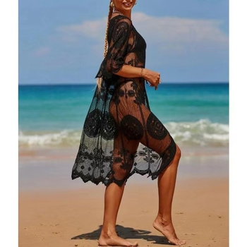 Paplūdimio kardiganbluzė su crochet dizainu — 70% medvilnė, pamušalas 30% poliesteris — lengva ir gaivi, tinkama plaukimui ir pasivaikščiojimams krante; moterims 18–25 m