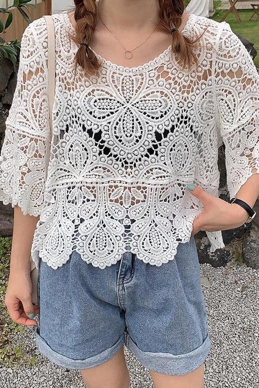 Mežģīņu blūza - kokvilnas/akrilā maisījums, 3/4 piedurknes, apaļš kakla izgriezums, brīvs griezums