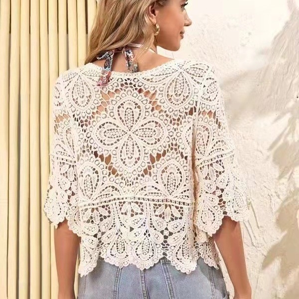 Mežģīņu blūza - kokvilnas/akrilā maisījums, 3/4 piedurknes, apaļš kakla izgriezums, brīvs griezums