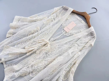 Moteriškas pliažo mezginio kardiganas su perforuotu raštu, 70% medvilnė, 165 g, įdėklas poliesteris 30%, gėlių raštas, V kaklo iškirptė