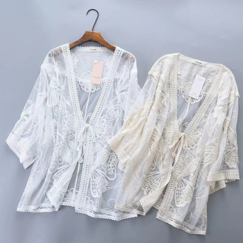 Moteriškas pliažo mezginio kardiganas su perforuotu raštu, 70% medvilnė, 165 g, įdėklas poliesteris 30%, gėlių raštas, V kaklo iškirptė