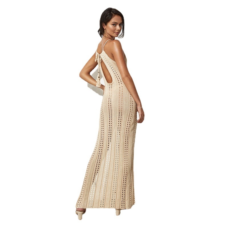 Ilga be rankovių suknelė iš perforuotos megztinės su šoninėmis įkirpomis ir atvira nugara, paplūdimio stilius